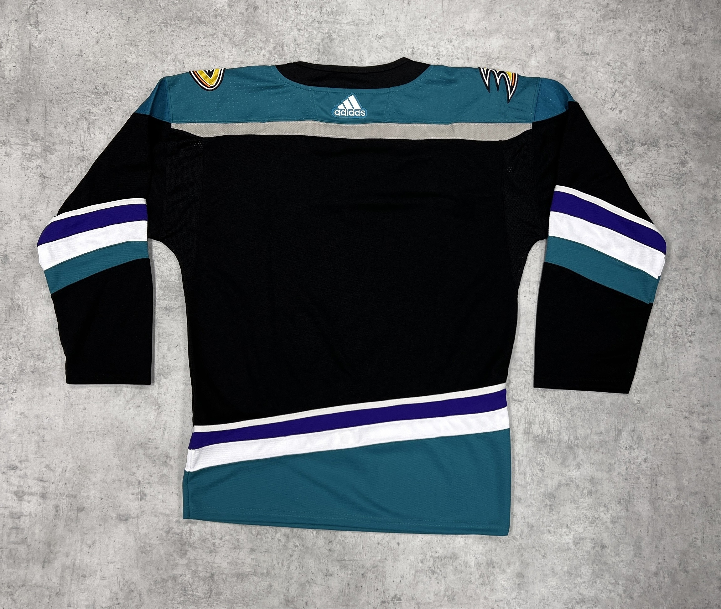 Свитер Анахайм черный